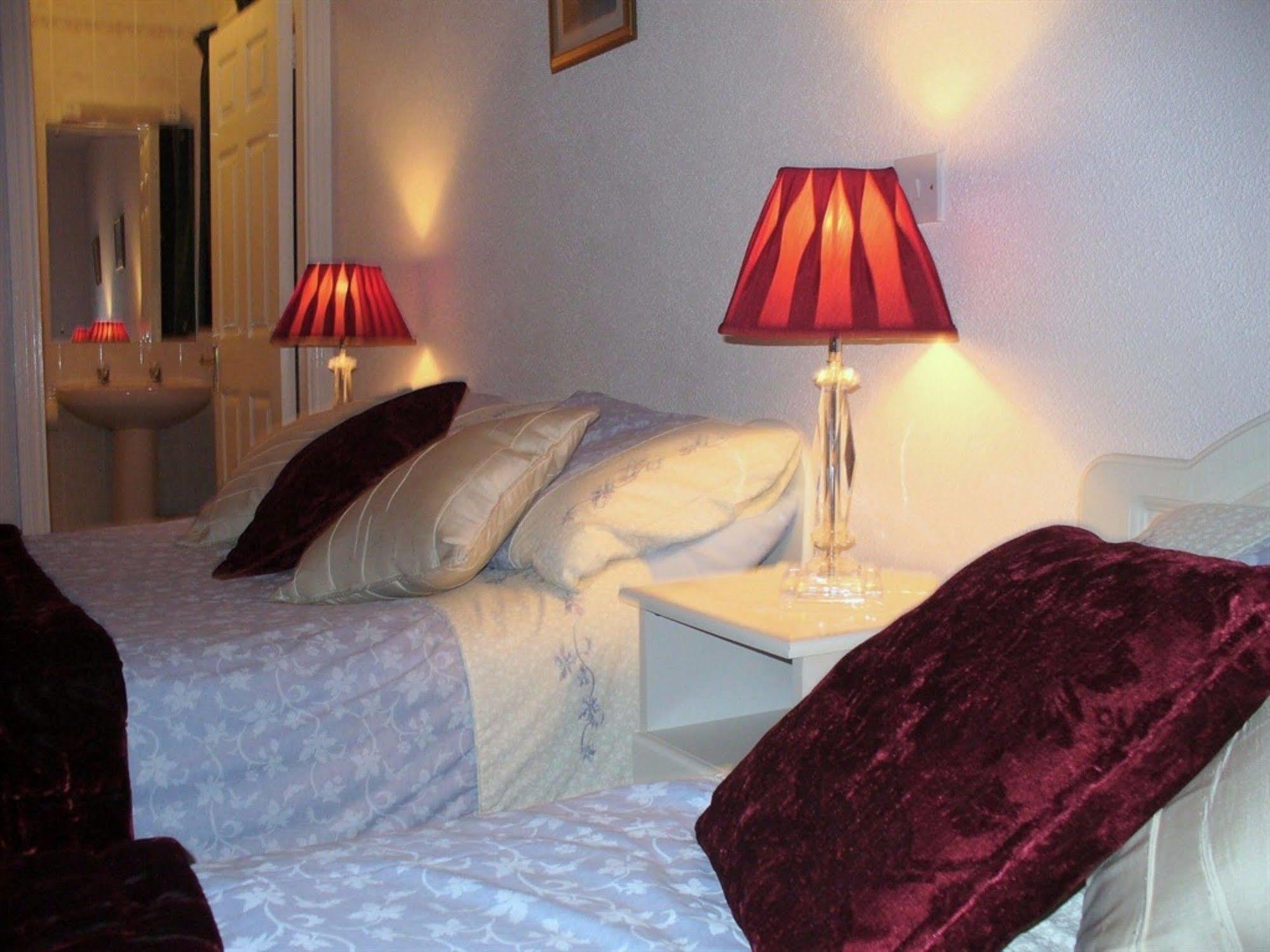 เดอะ วอเตอร์ฟรอนต์ เฮาส์ คันทรีโฮม Bed & Breakfast อูคเทอราร์ด ภายนอก รูปภาพ